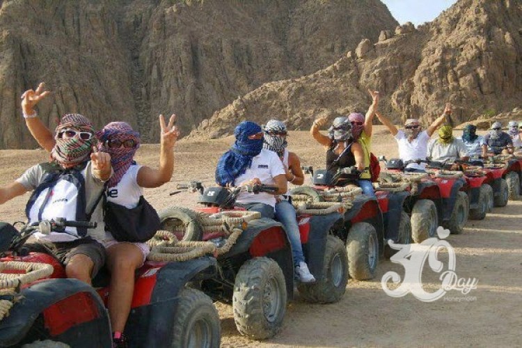 Il safari nel deserto di Sharm El Sheikh è una delle esperienze più emozionanti del Sinai. Tra dune dorate, montagne spettacolari e tramonti indimenticabili, i visitatori possono vivere un’avventura unica a bordo di quad o buggy nel cuore del deserto.  Du